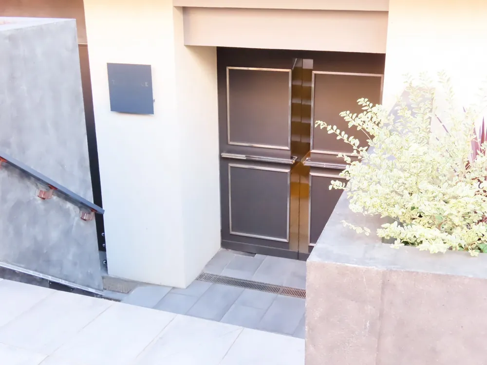 建物のエントランス